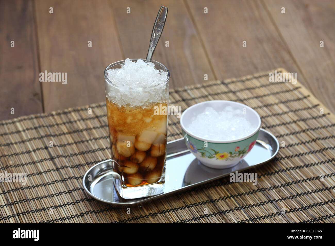 Che è un vietnamita dessert zuppa, di solito servito in un bicchiere con ghiaccio e mangiato con un cucchiaio. Foto Stock