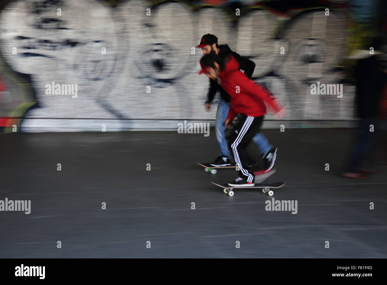Skateboarders sulla South Bank di Londra Inghilterra Foto Stock
