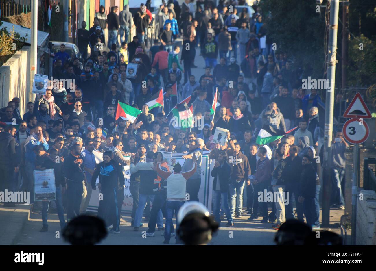 Gerusalemme, Gerusalemme, Territorio palestinese. 4° dic, 2015. I palestinesi di Gerusalemme est quartiere di Jabal Mukaber scontro con forze di sicurezza israeliane a seguito di una dimostrazione per chiedere il ritorno dei corpi dei palestinesi uccisi da assalitori Jabal Mukaber sud di Gerusalemme a Dic. 04, 2015. La zona di Jabel Mukaber, da dove un numero di attaccanti dal precedente mese di onda di pugnalare palestinese, riprese e auto-pistonamenti attacchi contro israeliani vennero, era in gran parte bloccata da checkpoint, ma alcune di queste sono state rimosse (credito Immagine: © Mahfouz Abu Tu Foto Stock