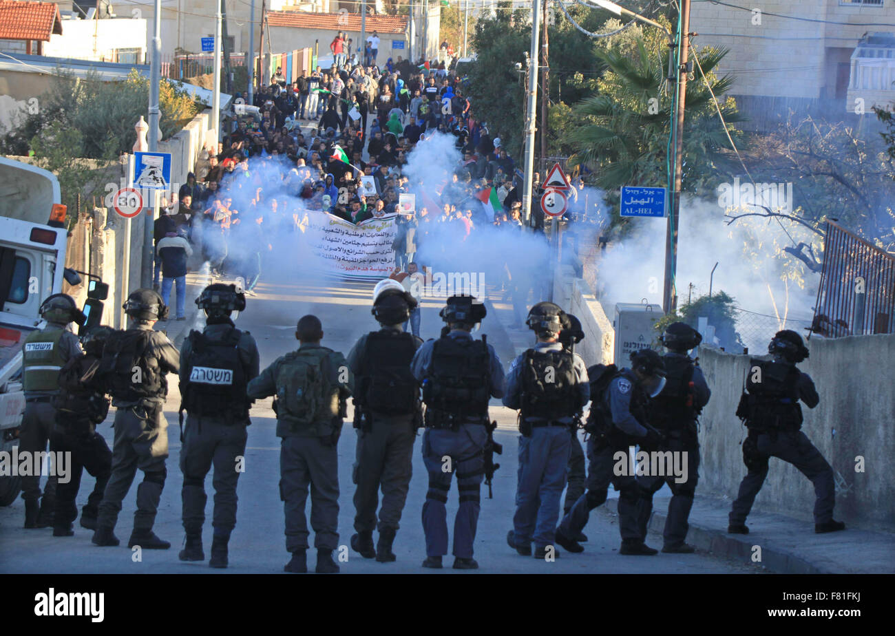 Gerusalemme, Gerusalemme, Territorio palestinese. 4° dic, 2015. I palestinesi di Gerusalemme est quartiere di Jabal Mukaber scontro con forze di sicurezza israeliane a seguito di una dimostrazione per chiedere il ritorno dei corpi dei palestinesi uccisi da assalitori Jabal Mukaber sud di Gerusalemme a Dic. 04, 2015. La zona di Jabel Mukaber, da dove un numero di attaccanti dal precedente mese di onda di pugnalare palestinese, riprese e auto-pistonamenti attacchi contro israeliani vennero, era in gran parte bloccata da checkpoint, ma alcune di queste sono state rimosse (credito Immagine: © Mahfouz Abu Tu Foto Stock