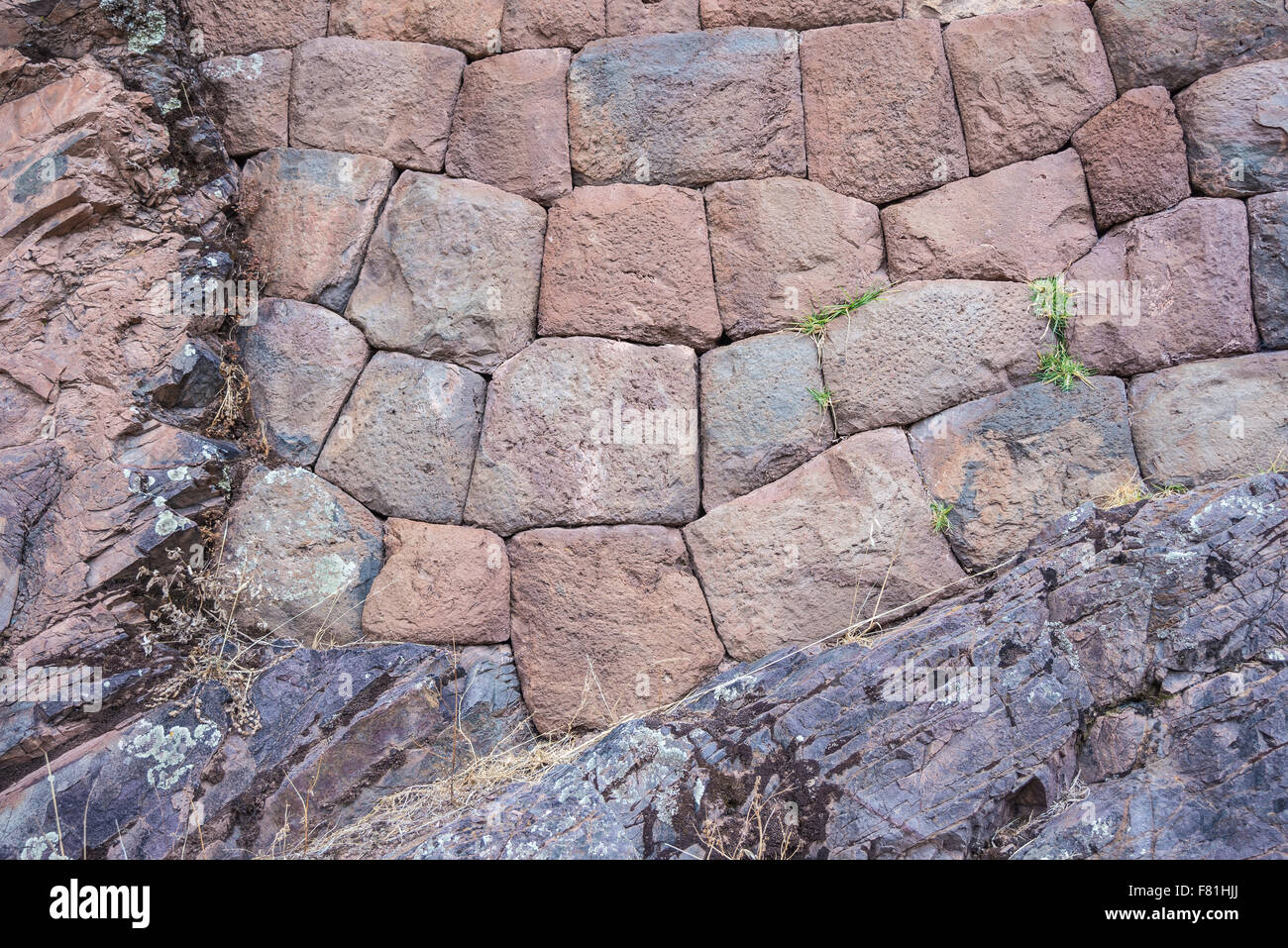 Inca muro fatto di pietre vulcaniche, perfettamente sagomati, patrimonio di storia e architettura, costruita sul fondamento naturale di Pisa Foto Stock