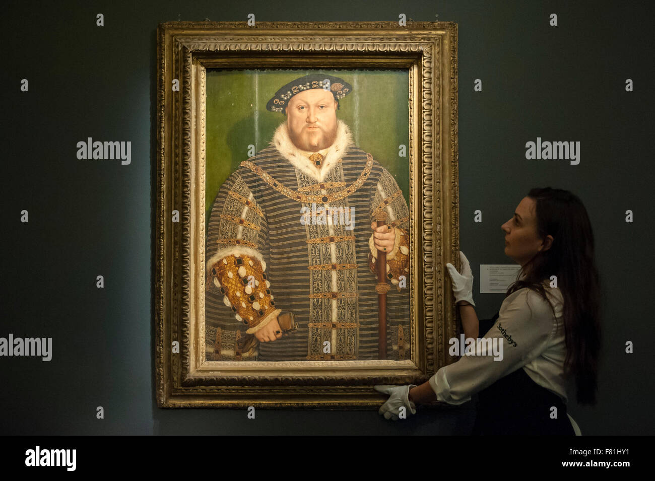 Londra, Regno Unito. Il 4 dicembre 2015. Un tecnico presenta 'Ritratto di Enrico VIII di Hans Holbein (est. £0,8-1,2 milioni), precedendo di Sotheby's London sera la vendita del vecchio maestro e dipinti britannica il 9 dicembre 2015. Questa è l'ultima immagine ufficiale del suo regno. Credito: Stephen Chung/Alamy Live News Foto Stock