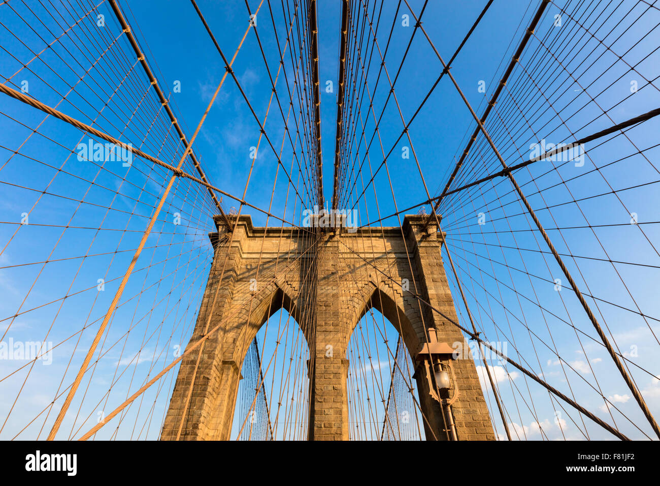 Il Ponte di Brooklyn a New York City è uno dei più antichi ponti negli Stati Uniti. Completato nel 1883, si collega il bor Foto Stock