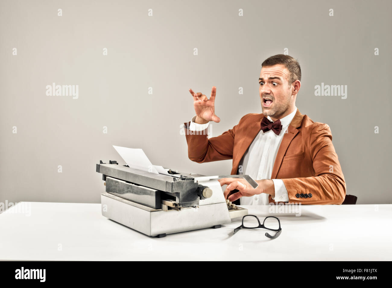 Giornalista è iscritto sulla sua macchina da scrivere Foto Stock