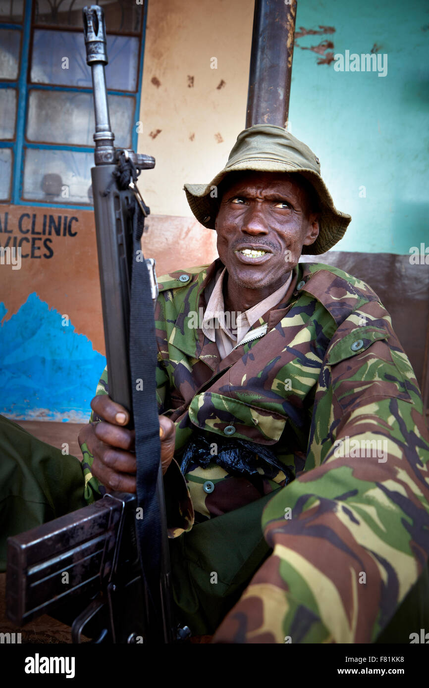 Armati di guardia di sicurezza rende di Marsabit nel nord del Kenya per la sicurezza. Foto Stock