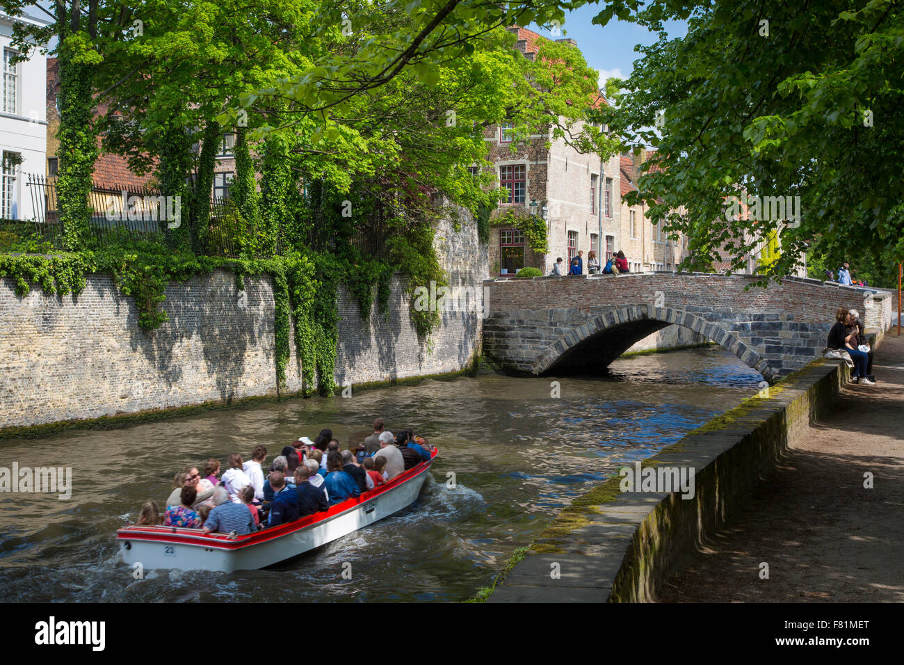 La barca turistica sul Canal Groenerei nella città medievale di Bruges, Belgio Foto Stock
