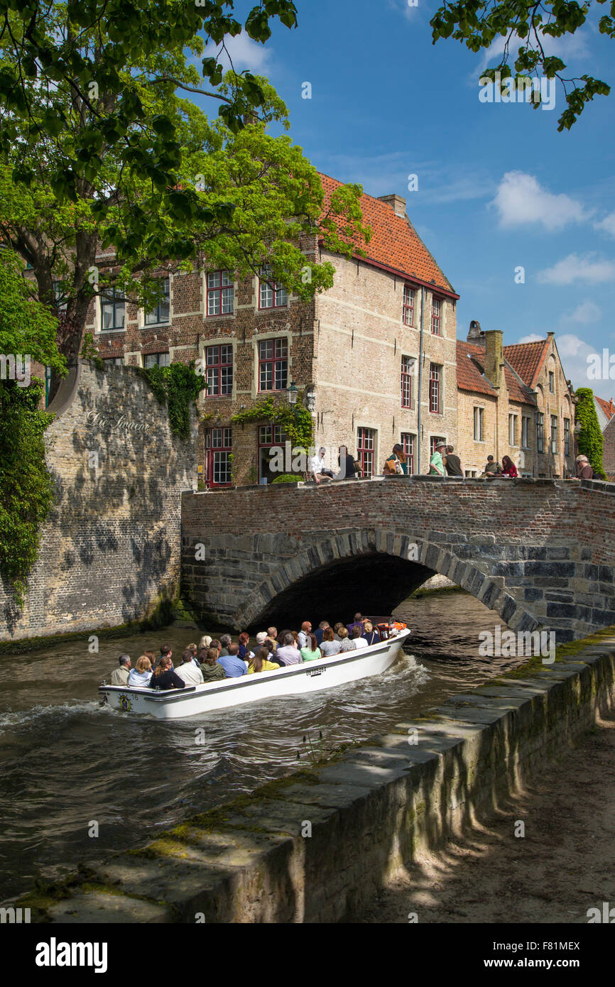 La barca turistica sul Canal Groenerei nella città medievale di Bruges, Belgio Foto Stock