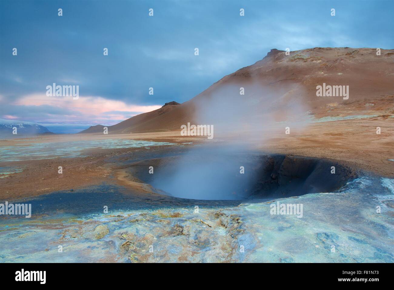 Hverir vicino al Lago Myvatn è un geothermally area attiva nel nord dell'Islanda. Foto Stock