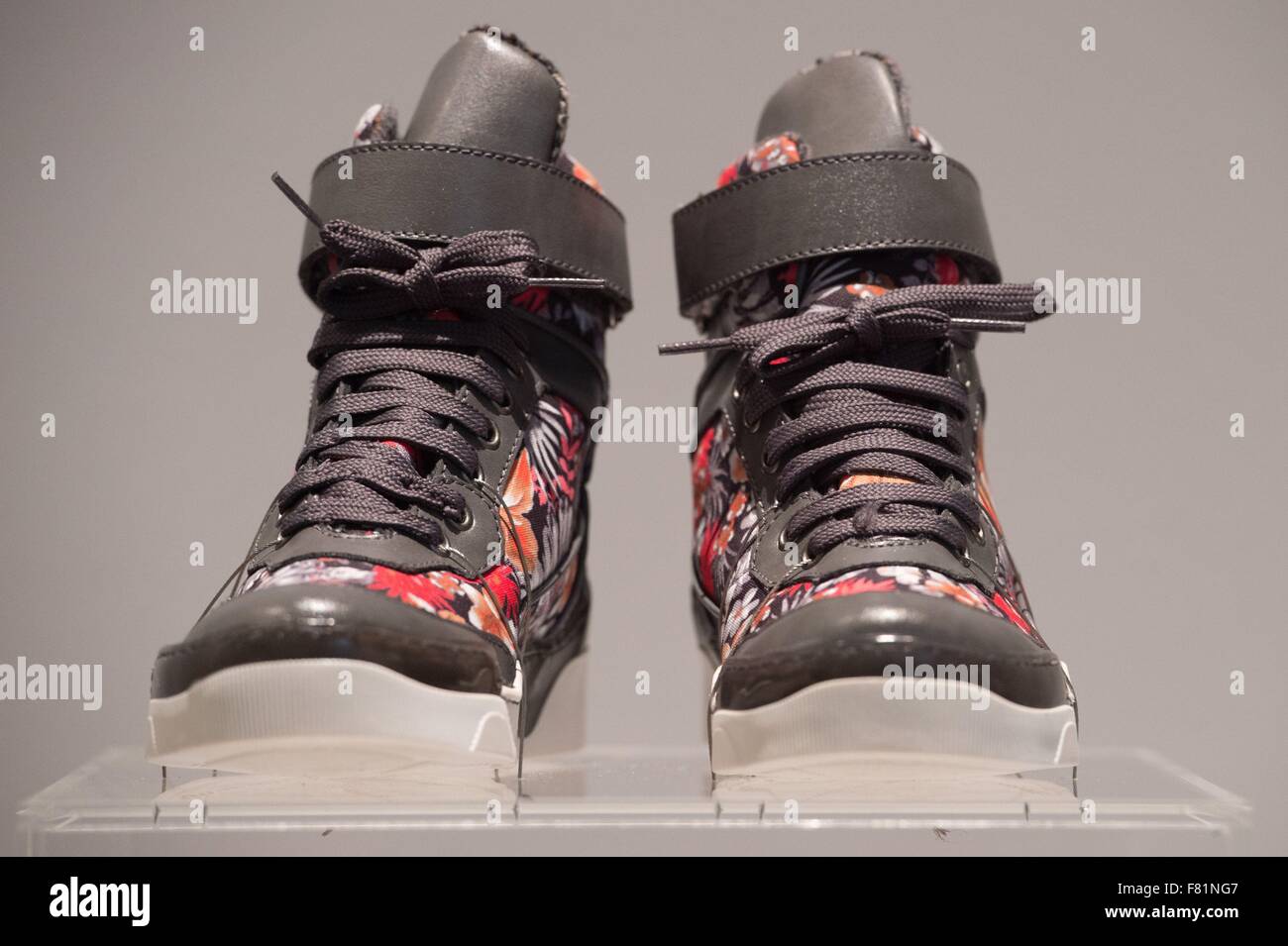 Sneakers fuori recyceled PET-Flaschen e organica di lana di cotone da brand Jonny's vegane sono una parte della mostra "Fast Fasion - Il lato oscuro della Moda" in tedesco Museo di igiene di Dresda, in Germania, 4 dicembre 2015. La mostra è in funzione dal 5 dicembre 2015 fino al 3 luglio 2015 e sta guardando la moda e la moda del settore dal punto di vista ambientale, etico e prospettive economiche. Foto: SEBASTIAN KAHNERT/DPA Foto Stock