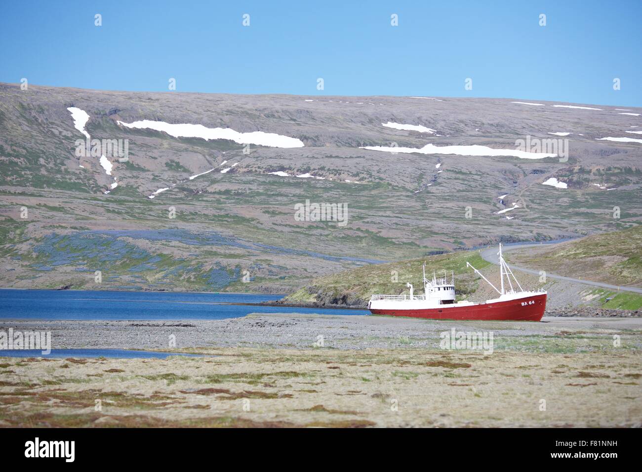 Una barca abbandonata in westfjords di Islanda Foto Stock