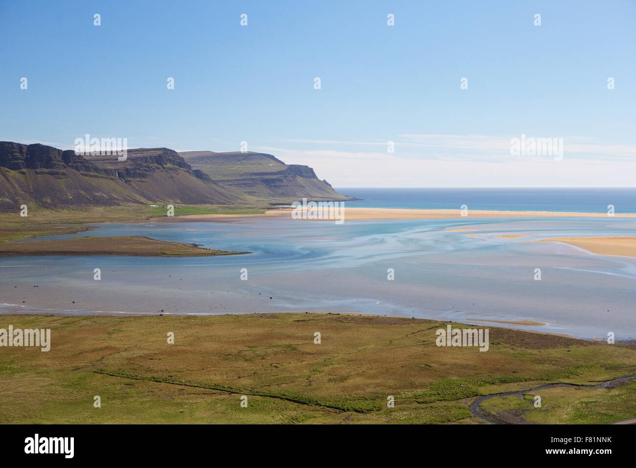 Raudissandur è una fantastica rosso/rosa spiaggia di sabbia nel Westfjords dell Islanda. Foto Stock