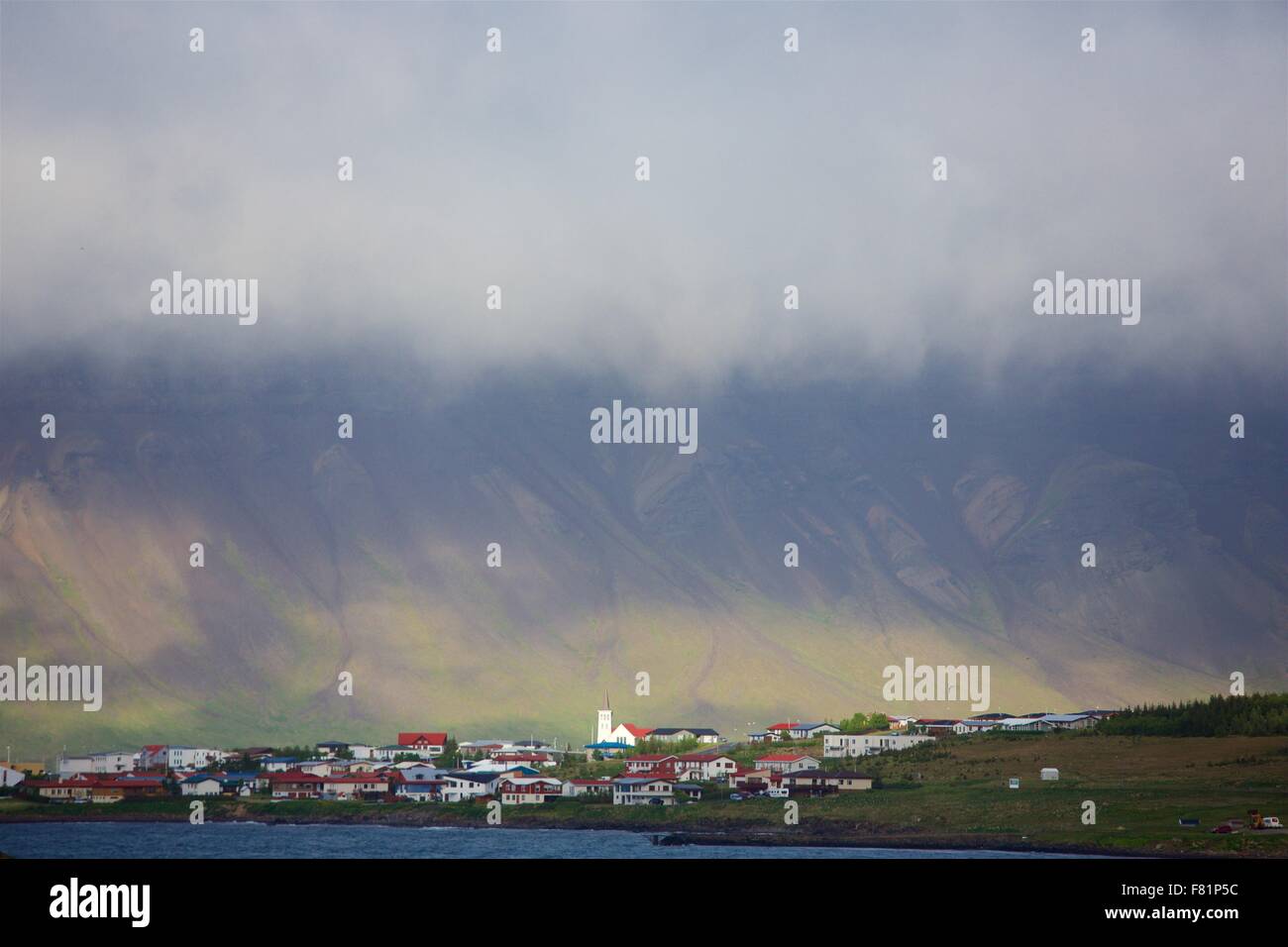 Bella luce sulla città di Grundarfjörður (Grundarfjordur), Islanda, sulla penisola di Snaefellsnes. Foto Stock
