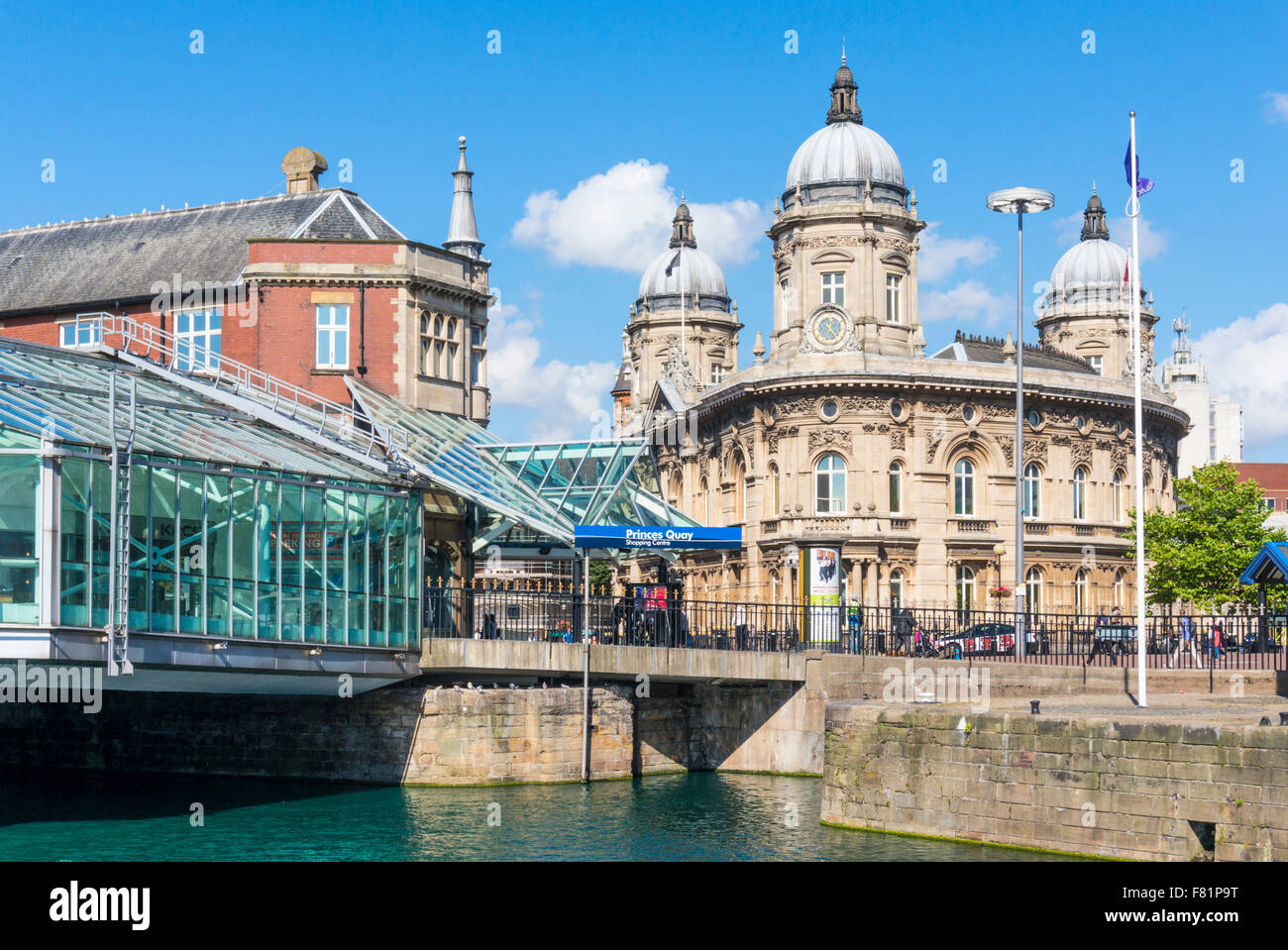 Vista ravvicinata di Prince's Quay Shopping Centre e il Museo Marittimo di Kingston upon Hull Yorkshire England Regno Unito GB EU Europe Foto Stock