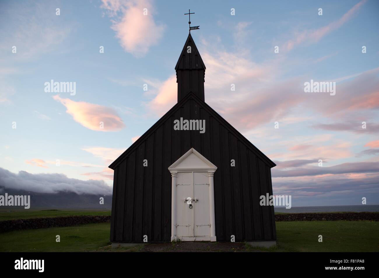 La famosa chiesa nera a Budir sulla penisola Snaefellsnes in Islanda. Foto Stock