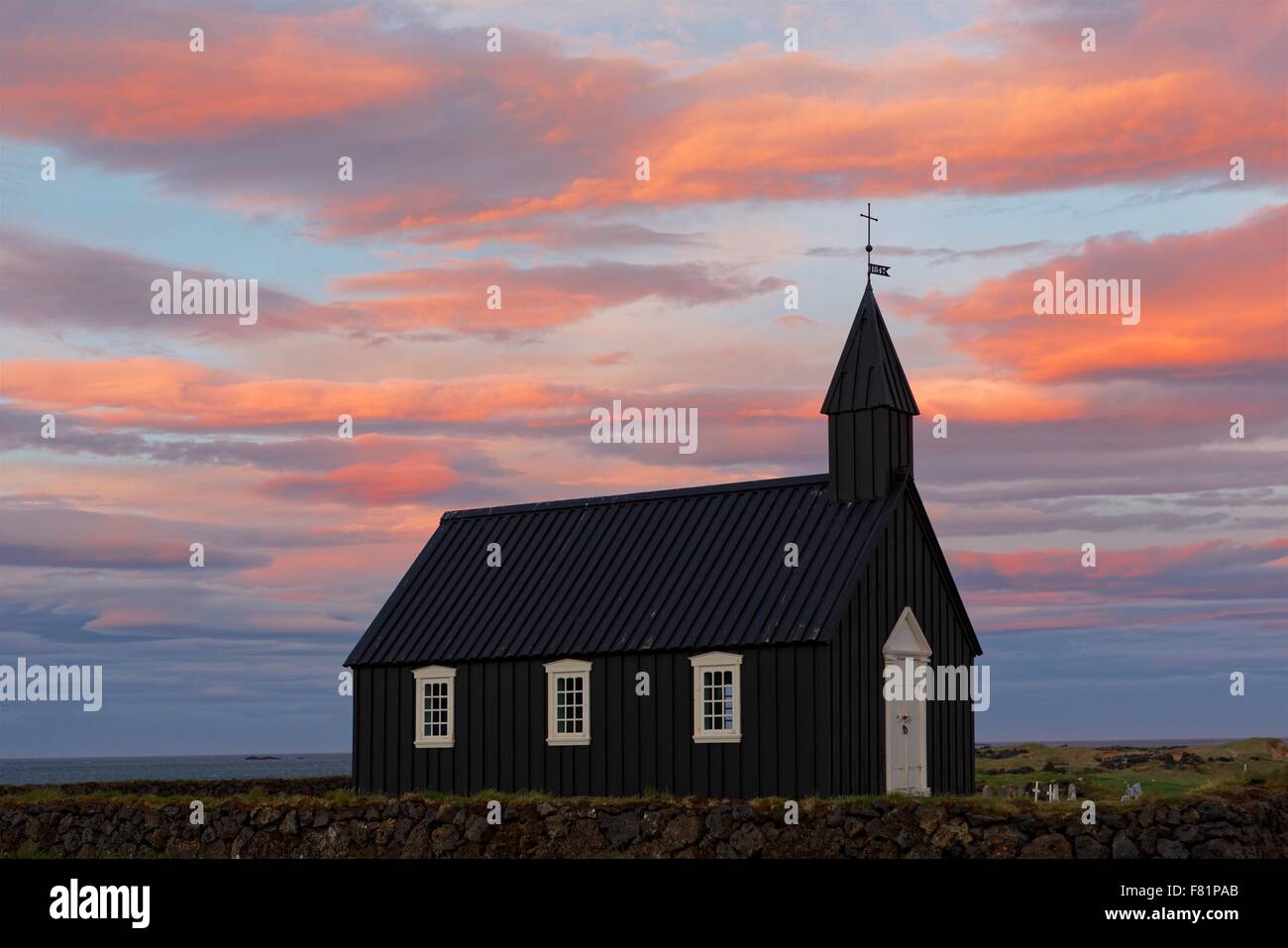La famosa chiesa nera a Budir sulla penisola Snaefellsnes in Islanda. Foto Stock