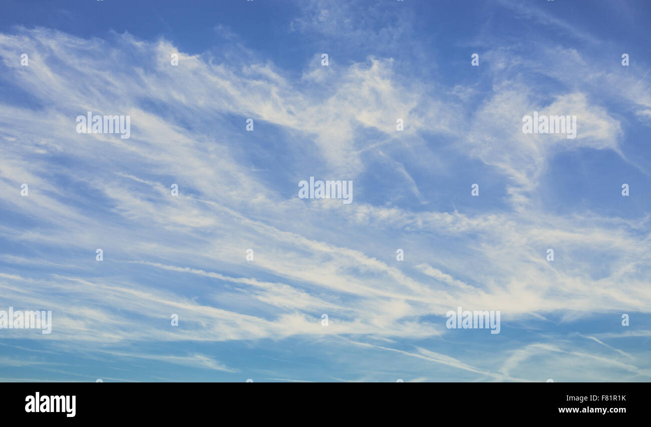 Cielo blu e bianchi e soffici nuvole sullo sfondo Foto Stock