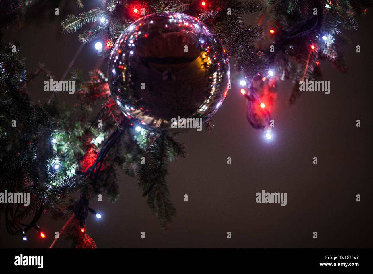 Le decorazioni di Natale e riflessioni Foto Stock