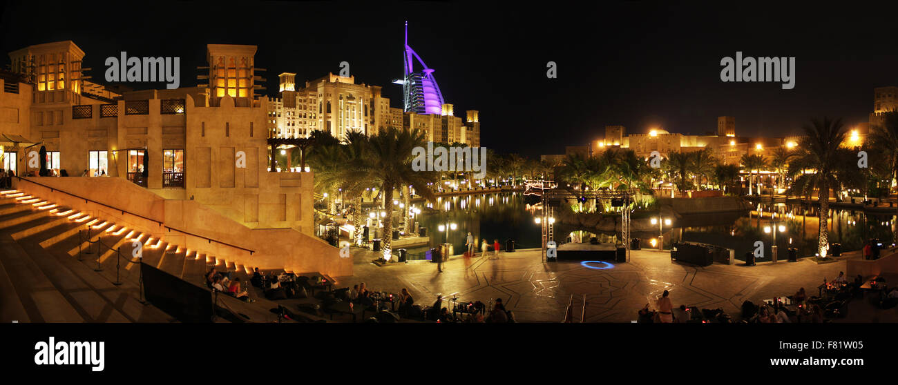 Panoramico angolo night shot di Souq Madinat Jumeirah, il classico ma ancora lussuoso mercato turistico o bazaar. Dubai, EAU. Foto Stock