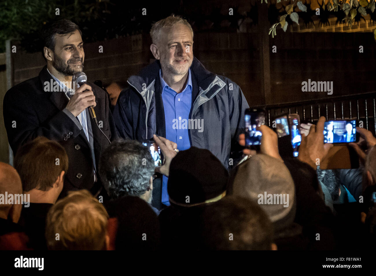 Londra, Regno Unito. 4 dicembre, 2015. Leader del partito laburista Jeremy Corbyn parla al di fuori di Finsbury Park moschea nel nord di Londra in un anti-razzista rally contro il recente incendio attentato alla moschea Credito: Guy Corbishley/Alamy Live News Foto Stock