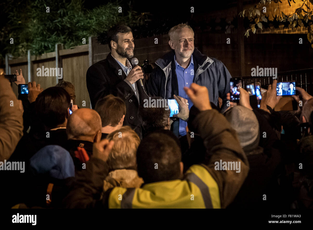 Londra, Regno Unito. 4 dicembre, 2015. Leader del partito laburista Jeremy Corbyn parla al di fuori di Finsbury Park moschea nel nord di Londra in un anti-razzista rally contro il recente incendio attentato alla moschea Credito: Guy Corbishley/Alamy Live News Foto Stock