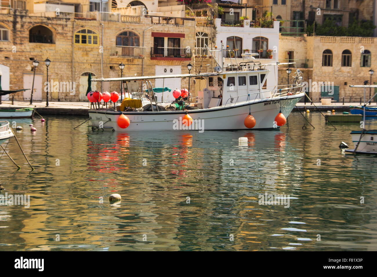 St Julians harbour barca ancorata Foto Stock