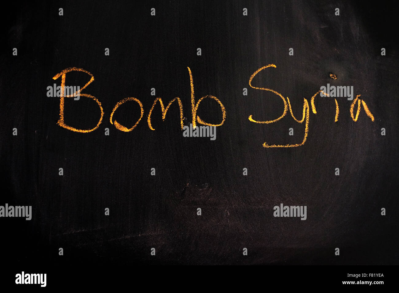 Bombardare la Siria scritti su una lavagna in gesso. Foto Stock