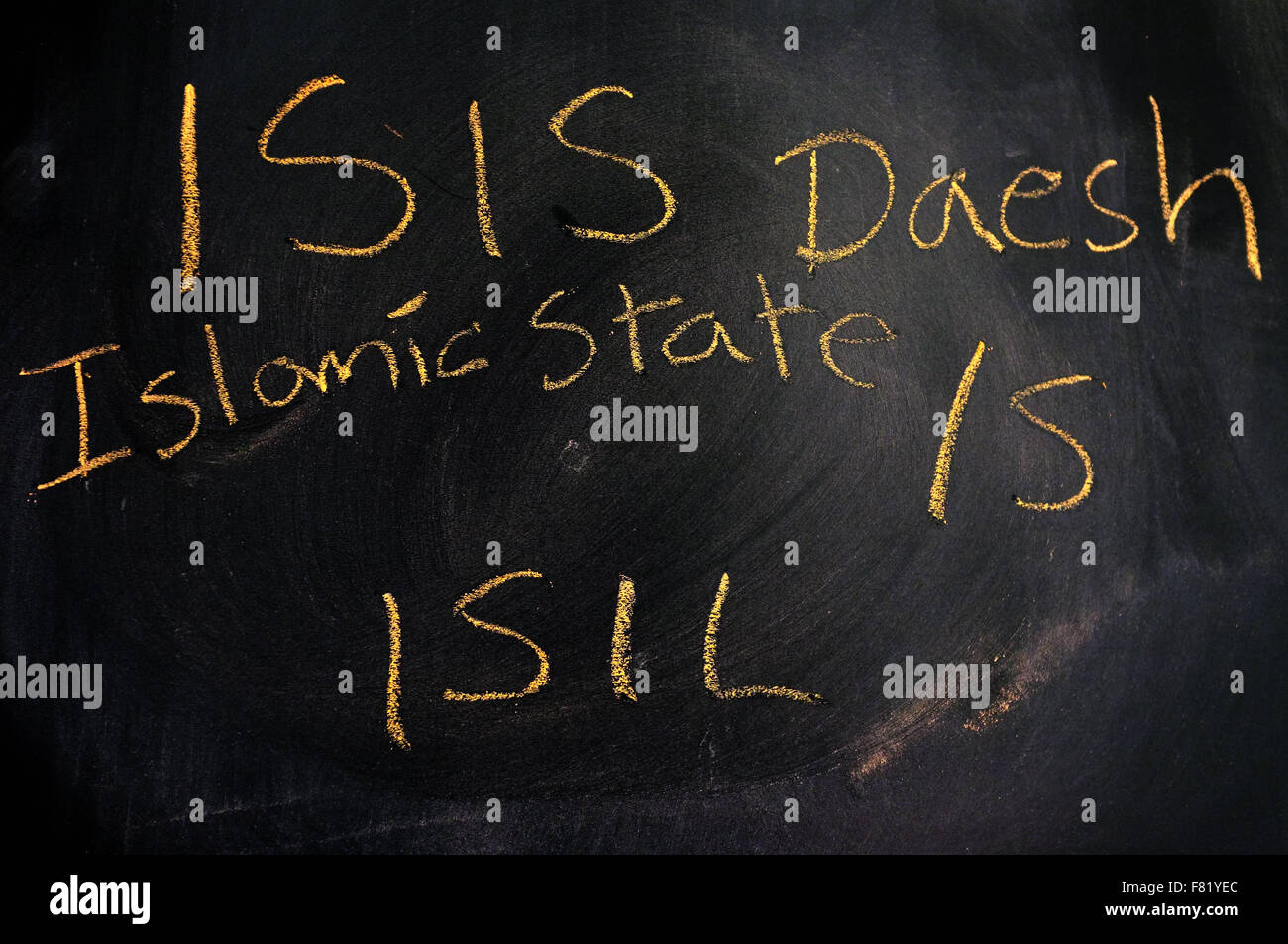 I nomi per il gruppo terrorista islamico scritti su una lavagna in gesso. Foto Stock