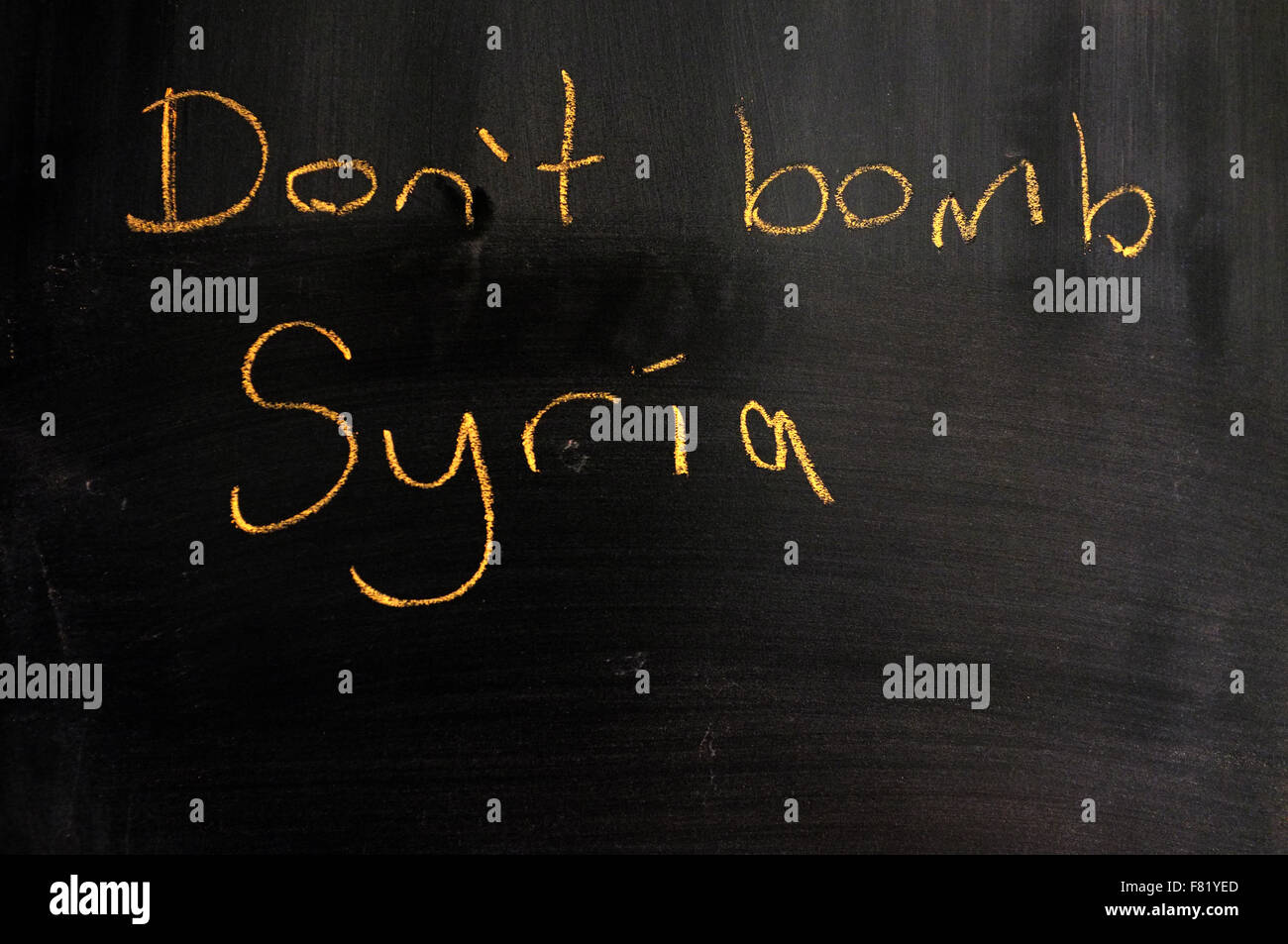 Non bombardare la Siria scritti su una lavagna in gesso. Foto Stock
