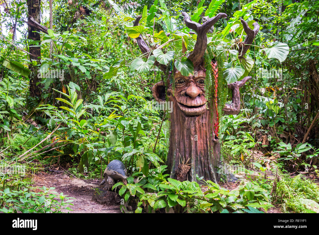 Albero artificiale con una faccia vicino a Iquitos, Perù Foto Stock