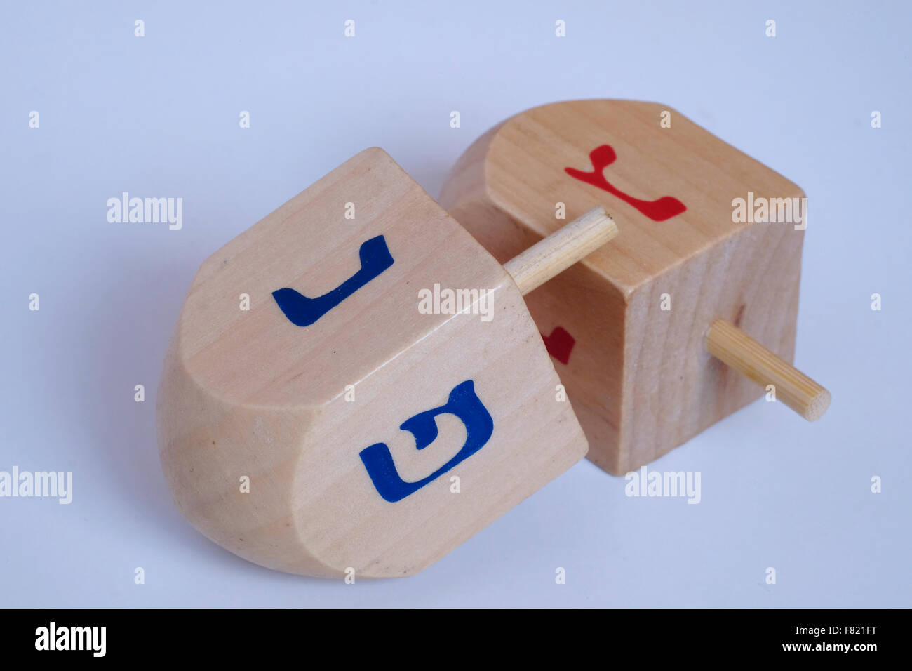 Dreidel in legno un giocattolo tradizionale cuscinetto alfabeto ebraico ha suonato durante la festa ebraica di Hanukkah, la festa delle luci Foto Stock