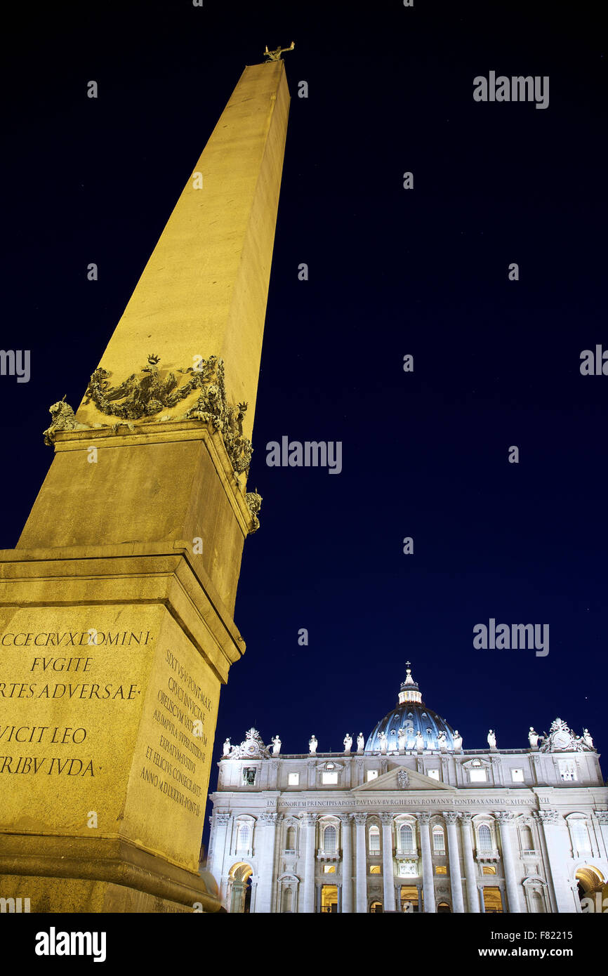 Obelisco Vaticano di fronte alla Basilica di San Pietro durante la notte Foto Stock