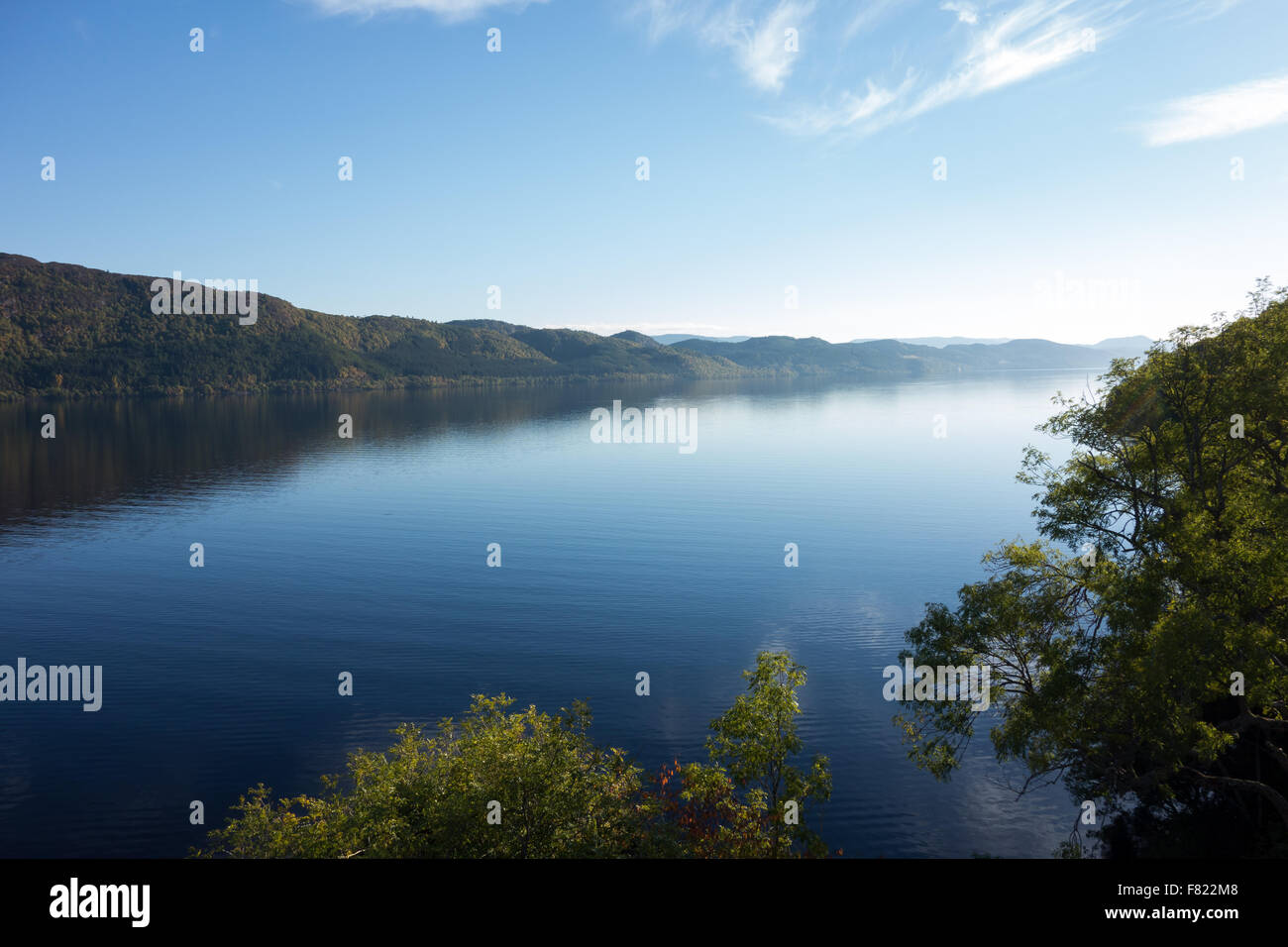 Una vista lungo il Loch Ness su un bellissimo autunno del giorno Foto Stock