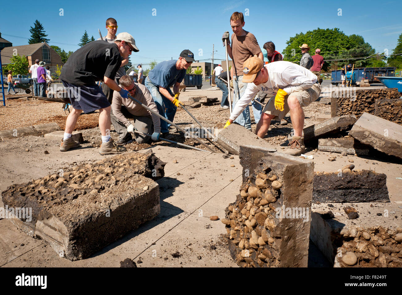 Il Portland Oregon gruppo Depave rimuove impermeabile di asfalto e calcestruzzo da parcheggi per aiuti di assorbimento di acqua piovana. Foto Stock