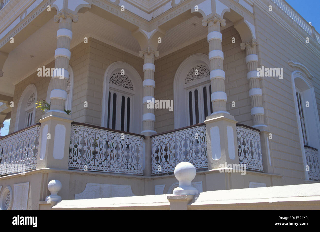 Ornato di colonne e l'intelaiatura contrassegnare la Oliva-Perez casa in San German, Puerto Rico e dei Caraibi. Foto Stock