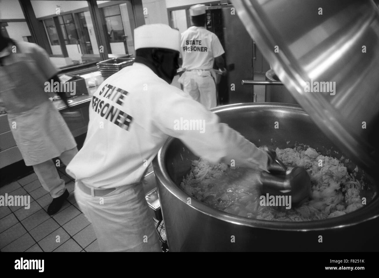 Prigionieri di stato lo studio dei libri di testo di inglese presso un impianto di correzzione in Georgia. Foto Stock