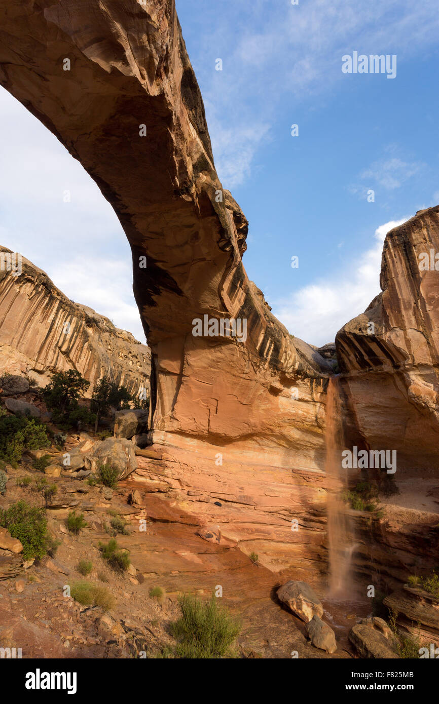 Una inondazione cascata versando su di una scogliera Hickman Bridge, Capitol Reef National Park nello Utah Foto Stock