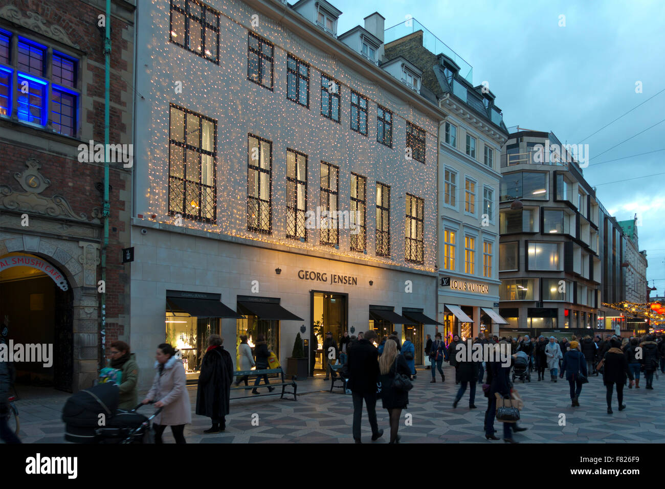 La facciata Christmassy con stringhe di luce su Georg Jensen argentiere stile di vita shop on Strøget a Copenaghen Foto Stock