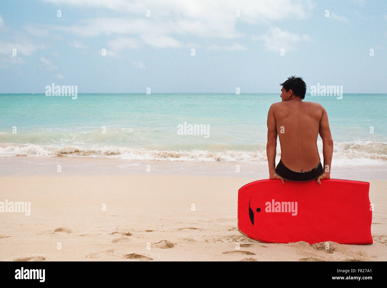 Uomo con boogie board presso la spiaggia Foto Stock