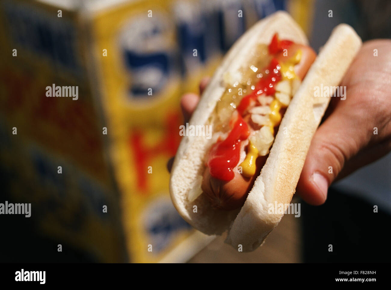Hot Dog con le opere in someones mano. Foto Stock