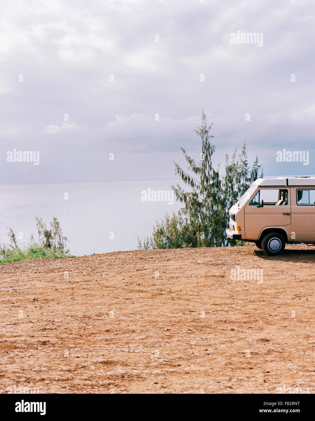 VW Camper a costa Foto Stock