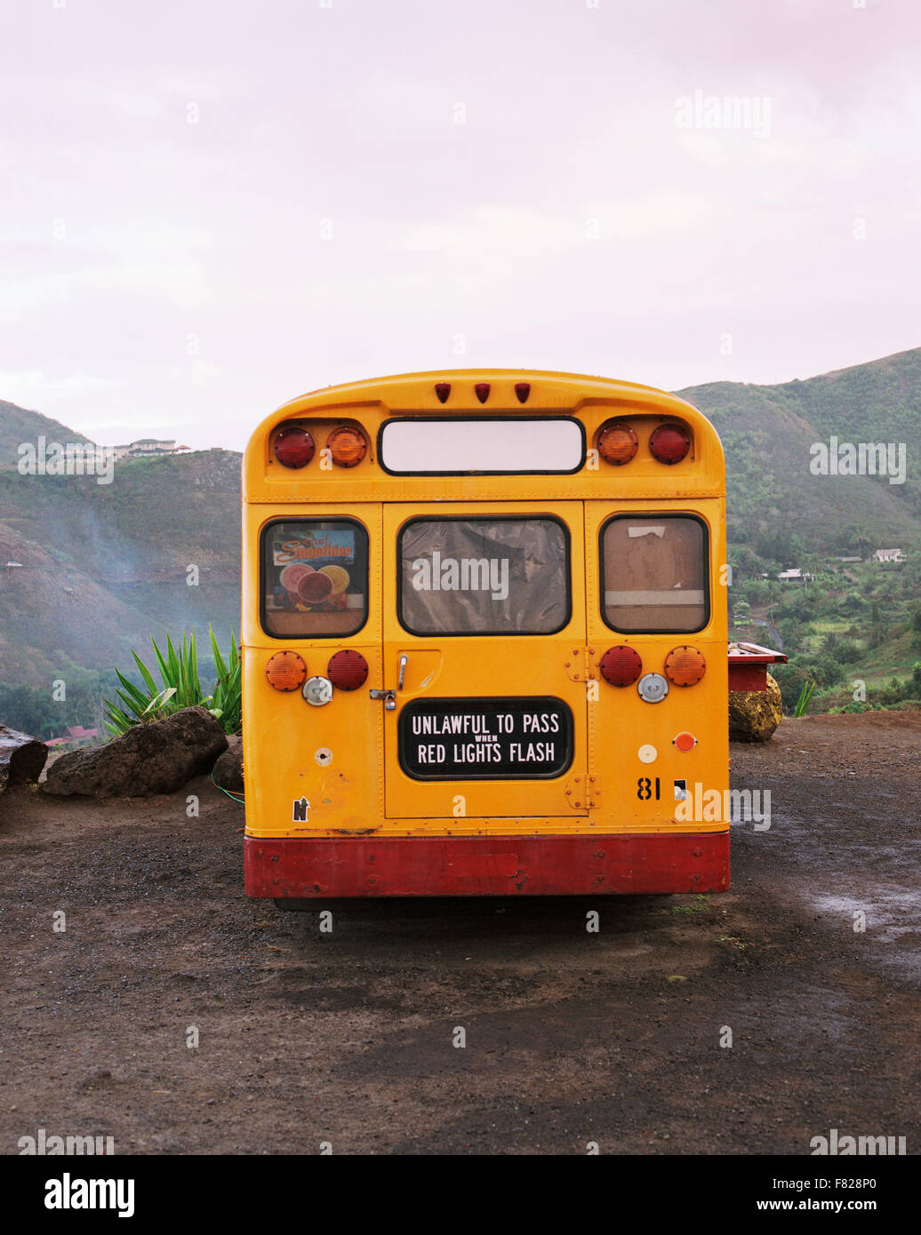 Scuola bus da dietro in Maui, Hawaii Foto Stock