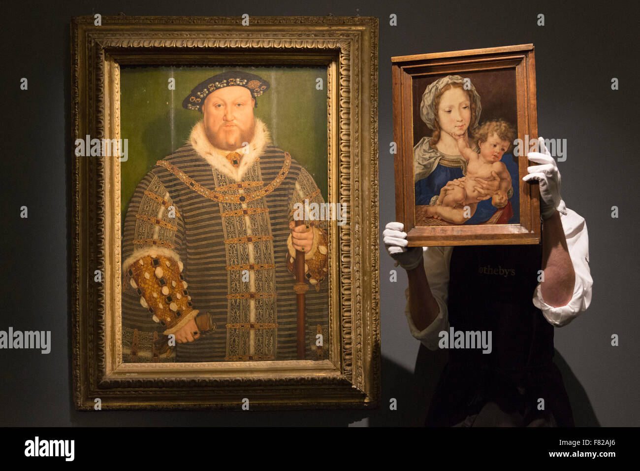 Londra, Regno Unito. Il 4 dicembre 2015. Nella foto: Ritratto di Enrico VIII, c. 1542, dallo studio di Hans Holbein, preventivo GBP 800,000-1,200,000, e la raffigurazione della Madonna con Bambino di Jan Gossaert, chiamato Mabuse, preventivo: GBP 4-6 milioni. Premere Anteprima di Sotheby's London sera la vendita del vecchio maestro e British dipinti, presentando molti-museo di opere di qualità mantenuto per secoli in prestigiose collezioni private. La vendita avviene il 9 dicembre 2015. Foto Stock