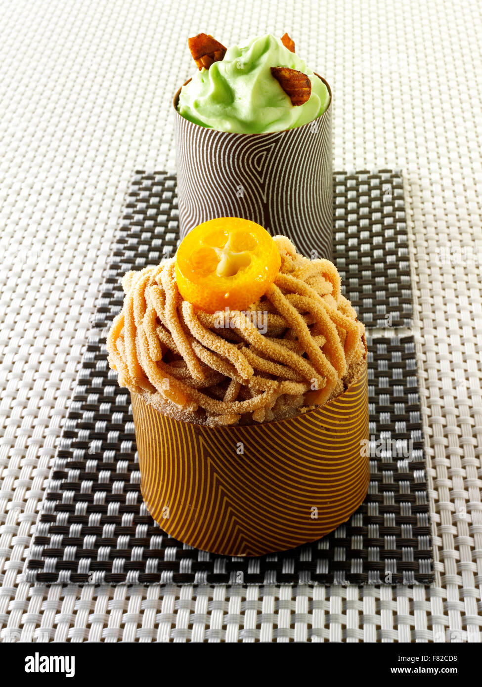 Artigiano Patissier di sottili casi di cioccolato riempita con purea di castagne e mousse di menta Foto Stock