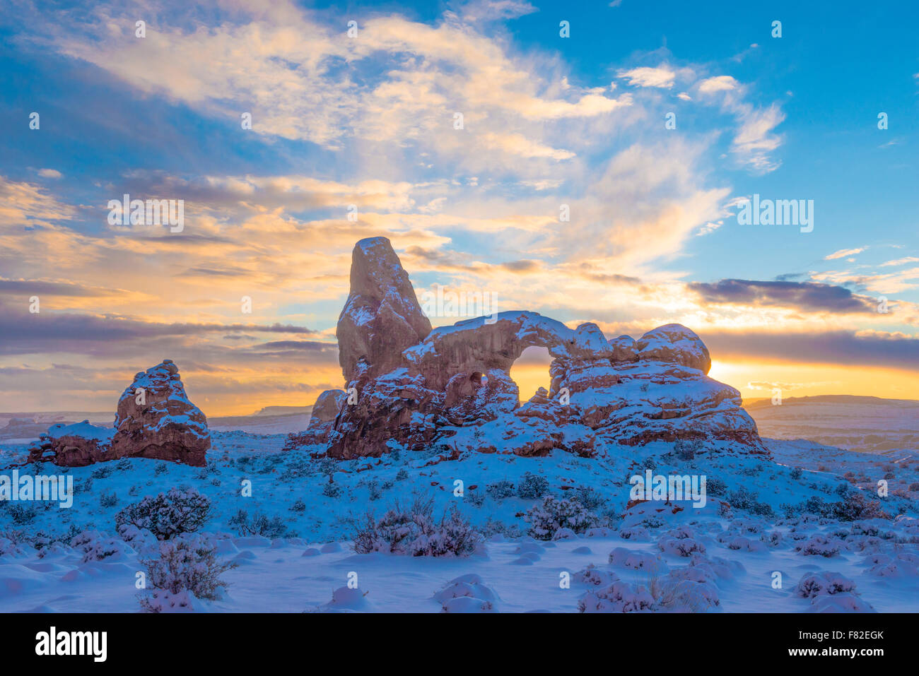 Snowy tramonto a torretta Arch, Arches National Park nello Utah sezione di Windows Foto Stock