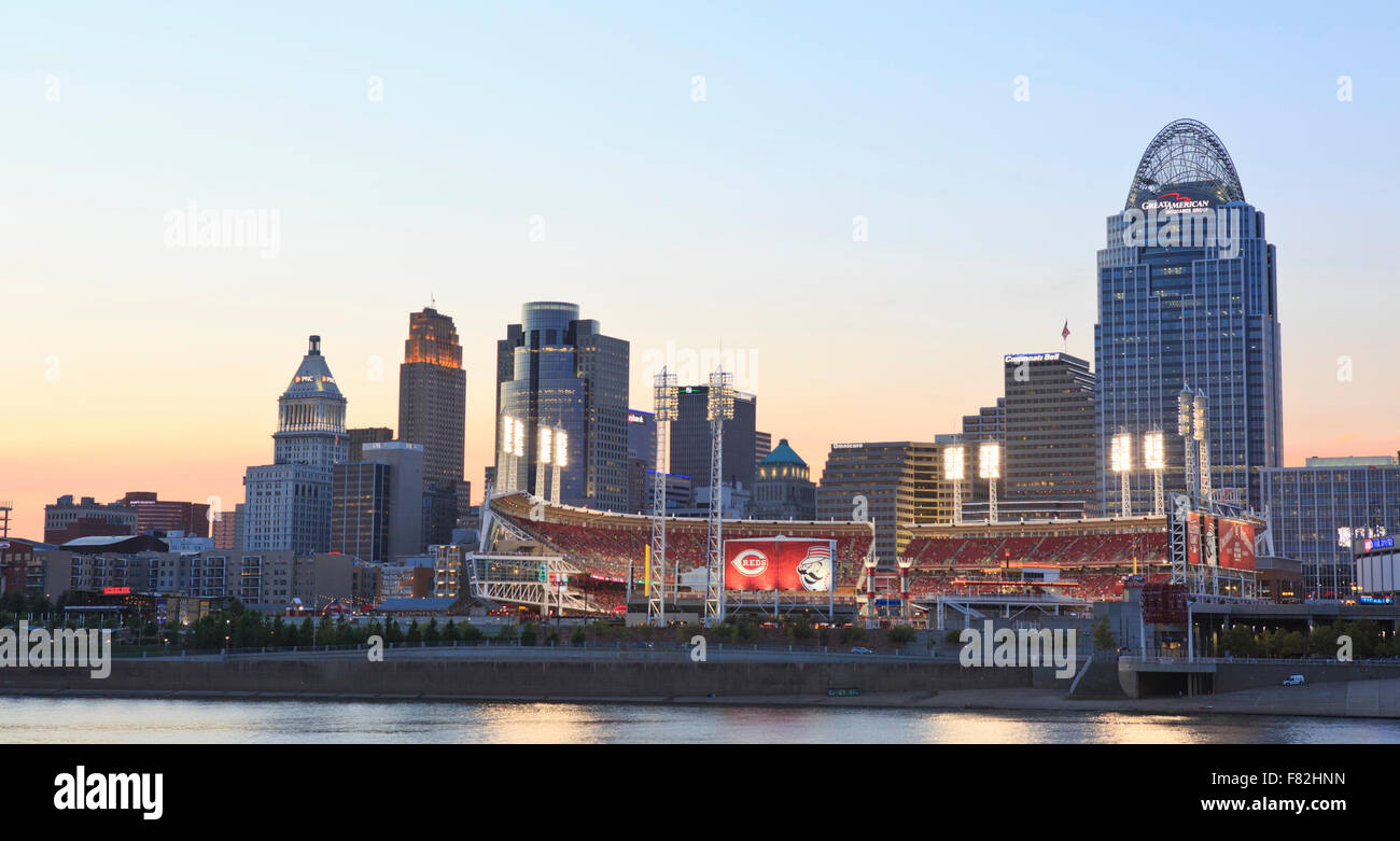 Centro cittadino di Cincinnati skyline dal Kentucky, sera compresa la Great American Ball Ball, casa dei rossi. Foto Stock