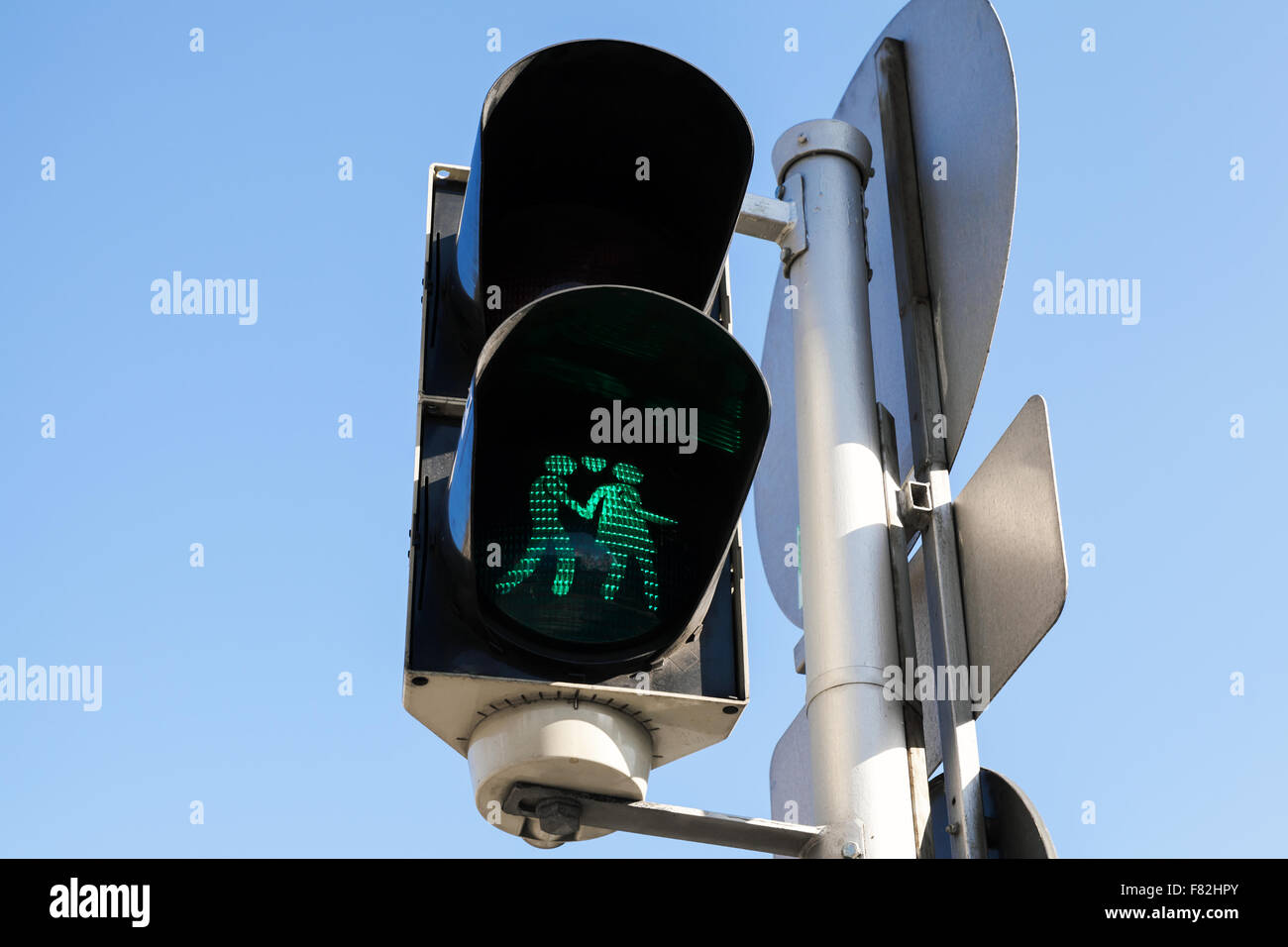 Il traffico pedonale luci con originale gli amanti del verde segnale, Vienna, Austria Foto Stock