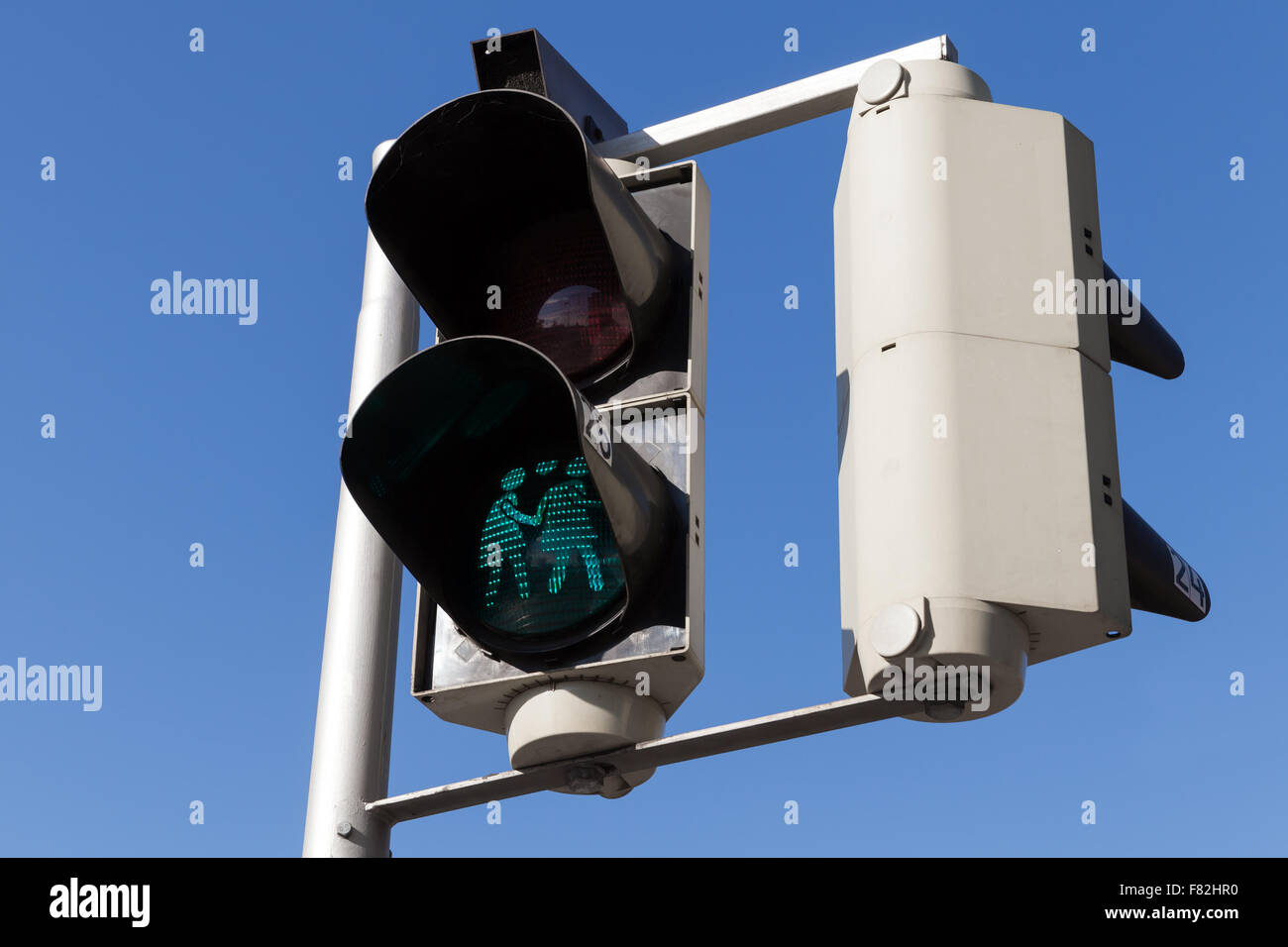 Il traffico pedonale luci con originale gli amanti della ragazza verde segnale, Vienna, Austria Foto Stock