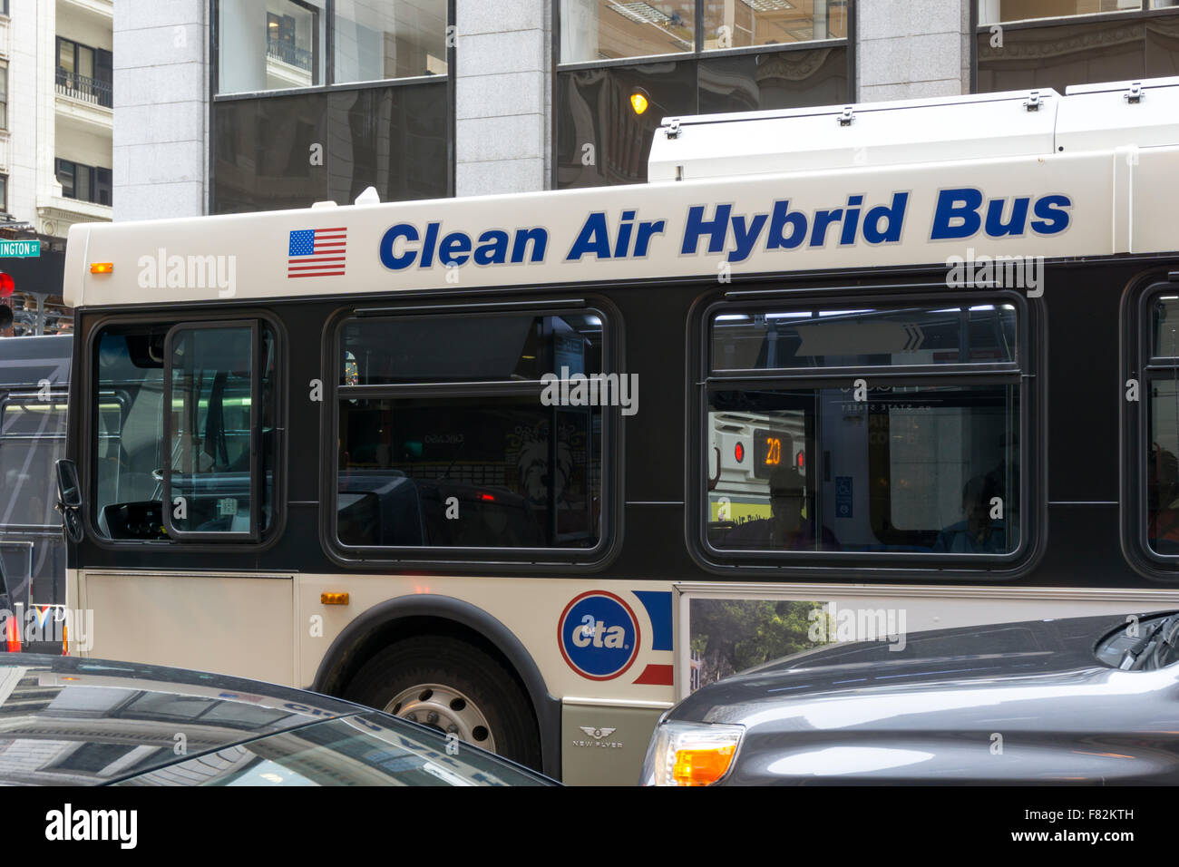 A Chicago Transit Authority aria pulita autobus ibrido nel traffico. Foto Stock