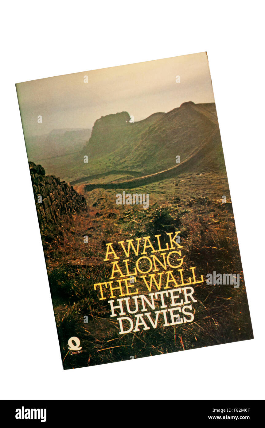 Un paperback copia di una passeggiata lungo la parete di Hunter Davies. In primo luogo pubblicato in 1974. Foto Stock