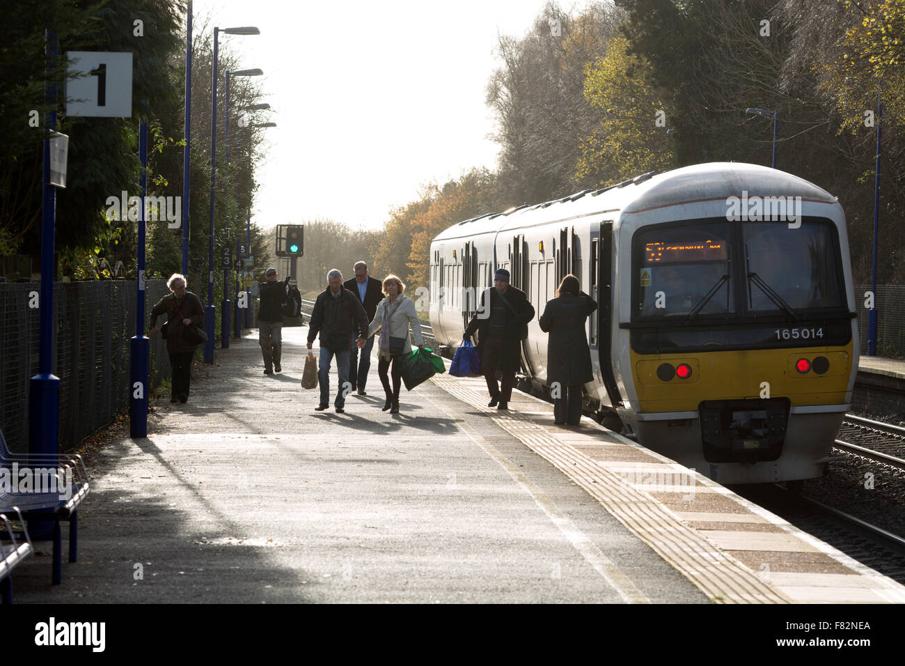 Ai passeggeri di scendere a Chiltern Railways il treno alla stazione di Lapworth, Warwickshire, Regno Unito Foto Stock